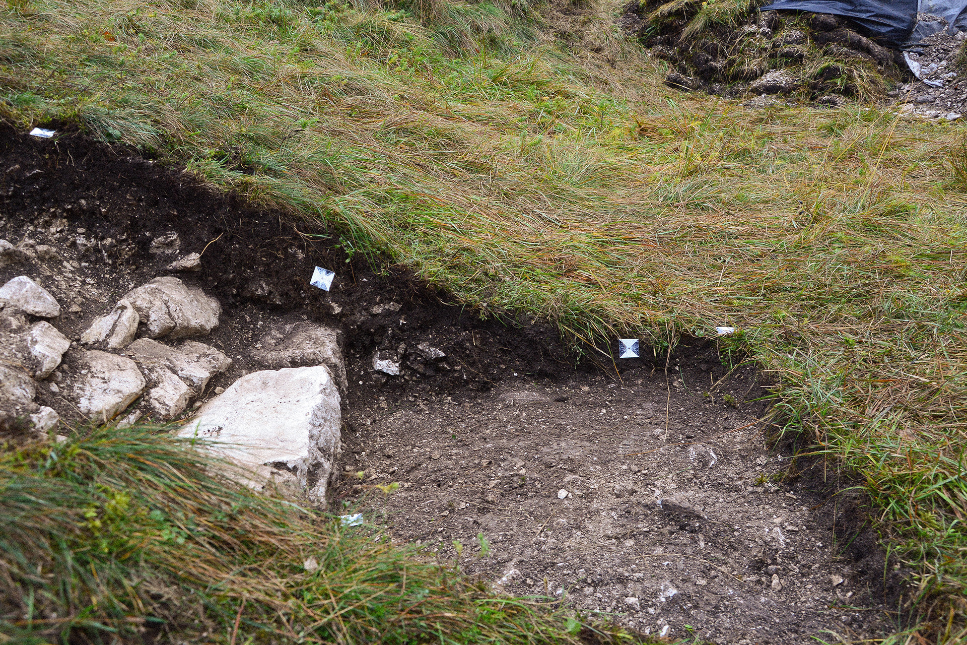 Part of the test excavation TJ 1 profile in which the retaining wall of the leveling next to the mosque was discovered, 16 October 2024, photo by Uroš Košir – Avgusta, d. o. o.