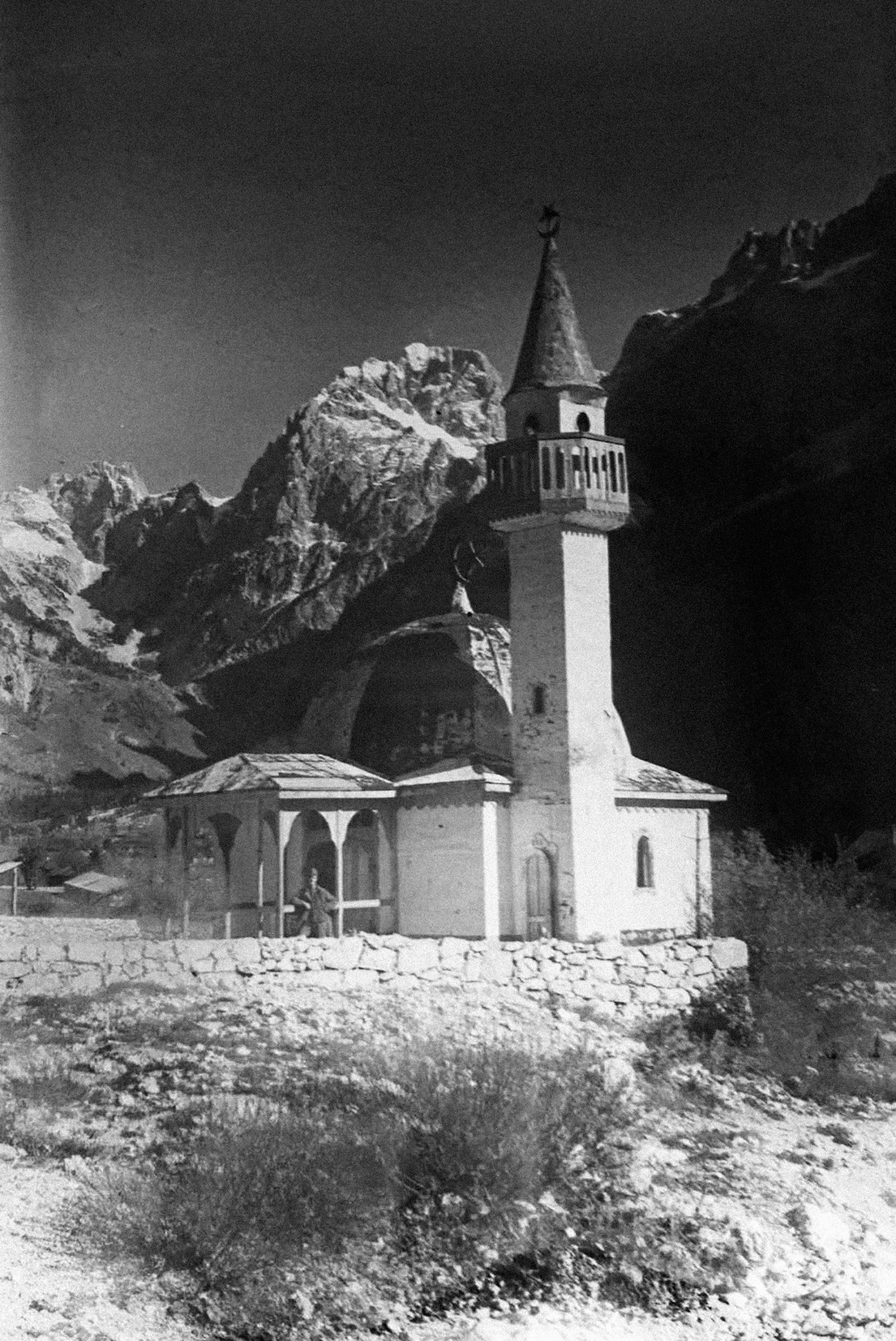 The Log pod Mangartom mosque (1917). From the collection of Vinko Avsenak.